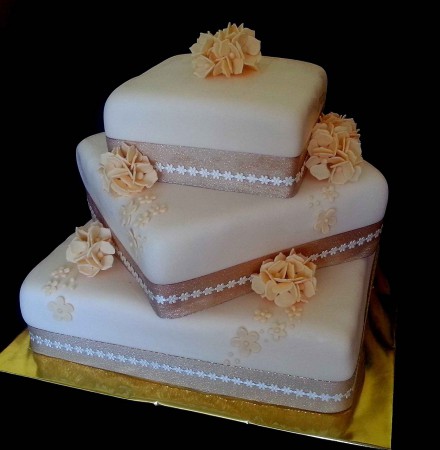 Svadobná torta štvorcová bielo-zlatá 